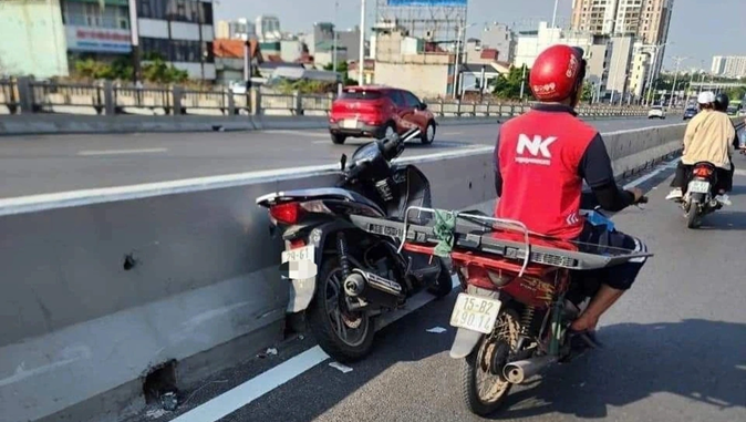 Gặp tai nạn ngã ra đường, người phụ nữ điều khiển xe máy SH tử vong trên cầu Vĩnh Tuy Gặp tai nạn ngã ra đường, người phụ nữ điều khiển xe máy SH tử vong trên cầu Vĩnh Tuy