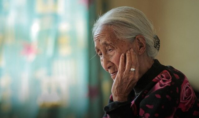 Lên nhà con trai chơi, được con dâu tặng 1 túi quần áo cũ: Về nhà mở ra nhìn bên trong tôi phải òa khóc Lên nhà con trai chơi, được con dâu tặng 1 túi quần áo cũ: Về nhà mở ra nhìn bên trong tôi phải òa khóc