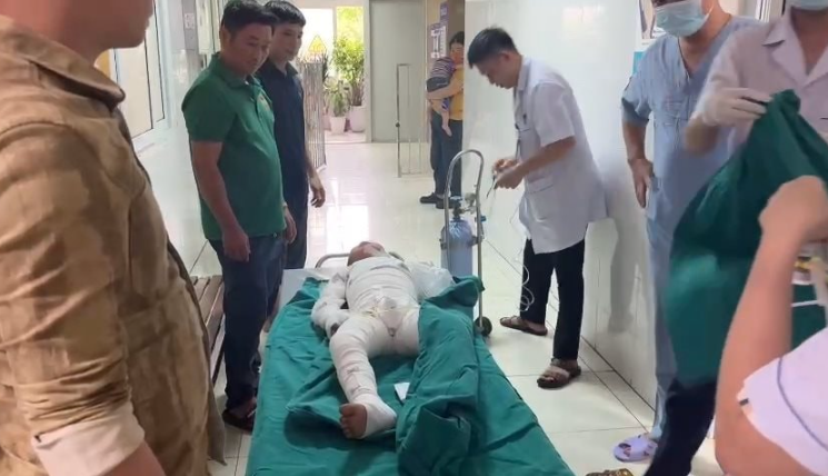 Mẹ hoảng hốt chứng kiến 2 con 'cháy như ngọn đuốc sống' khi dùng xăng đốt kiến - Ảnh 1