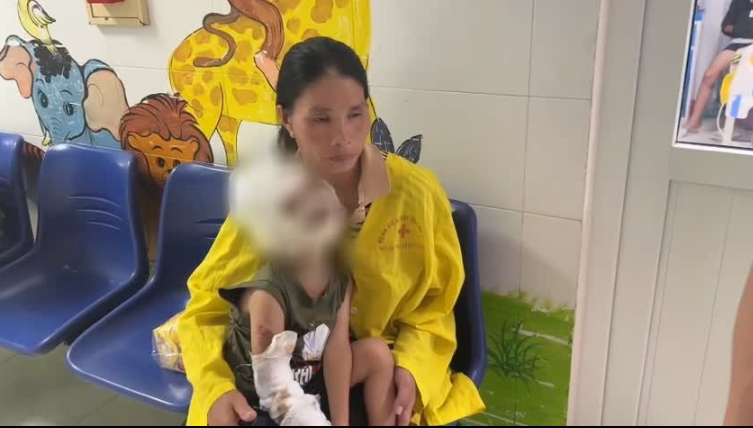 Mẹ hoảng hốt chứng kiến 2 con 'cháy như ngọn đuốc sống' khi dùng xăng đốt kiến - Ảnh 2